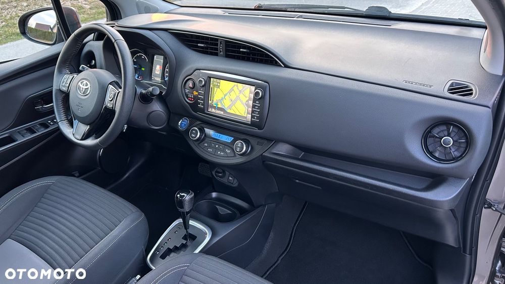 Toyota Yaris Hybrid 100 Business Edition - 32