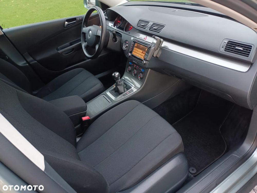 Volkswagen Passat 2.0 TDI Comfortline - 24