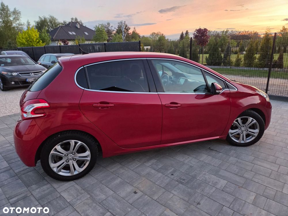 Peugeot 208 - 8