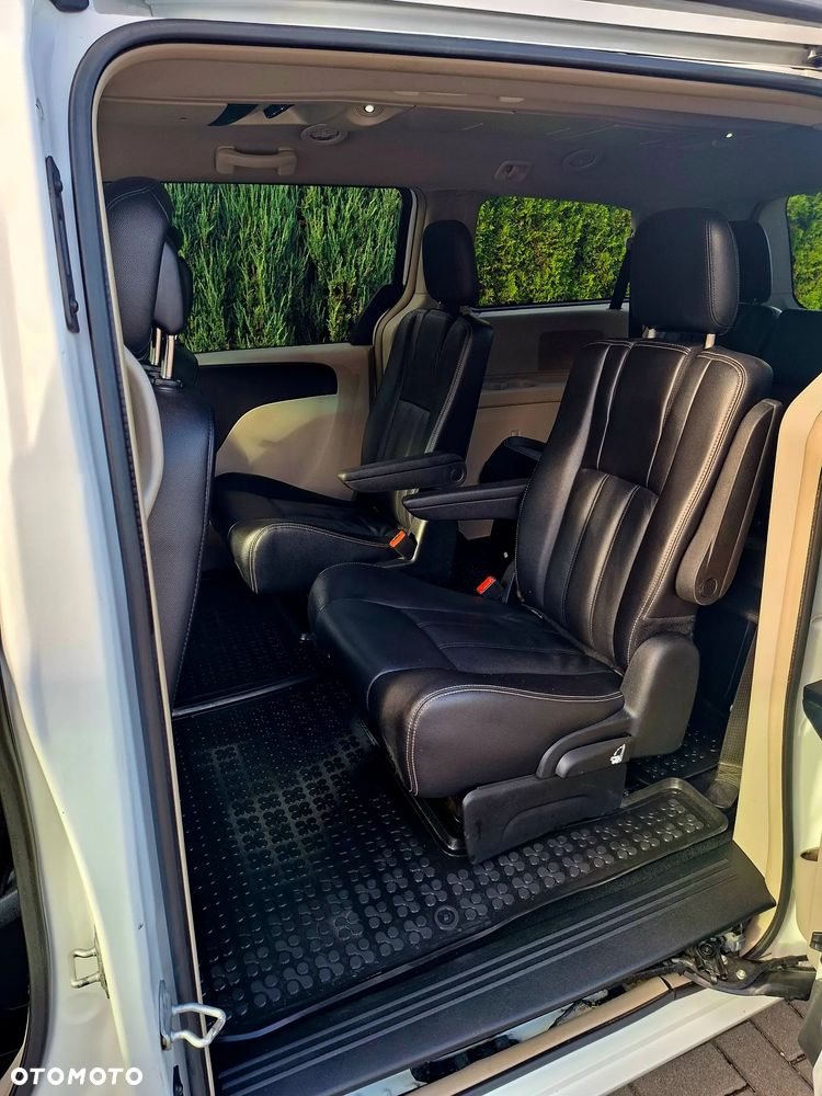 Chrysler Town & Country - 8
