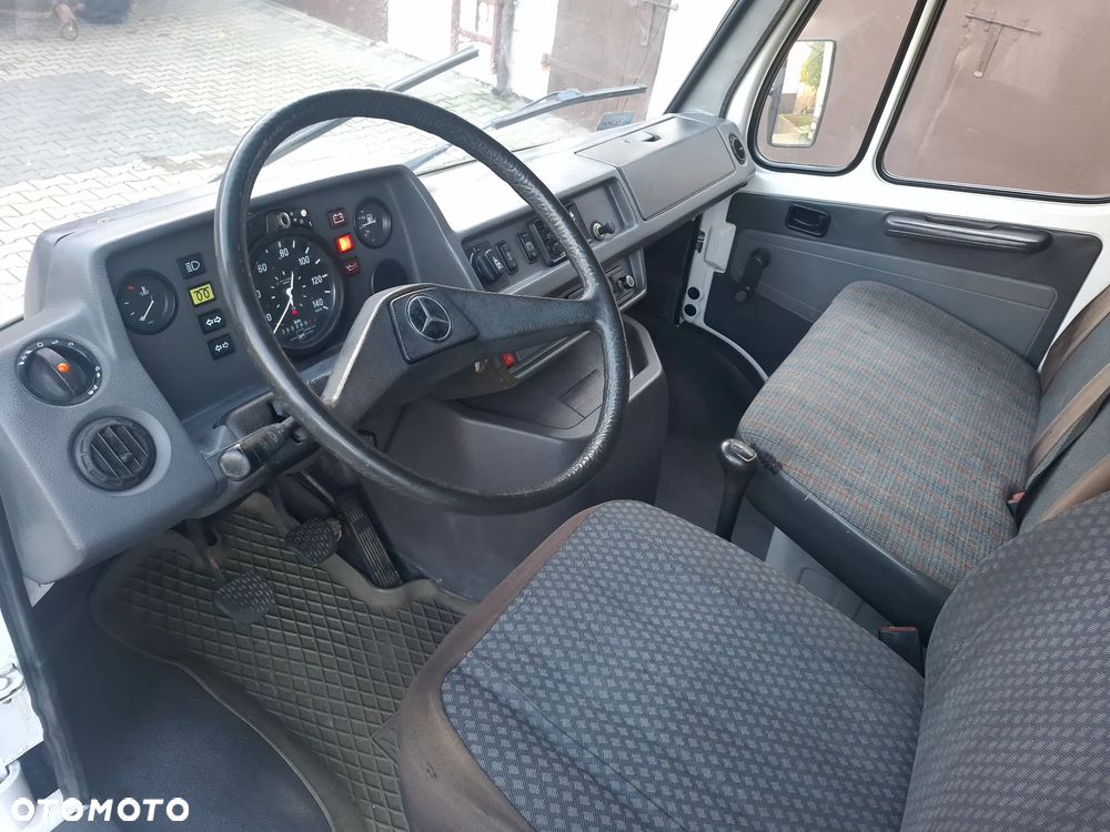 Mercedes-Benz 210.  2,9D - 4