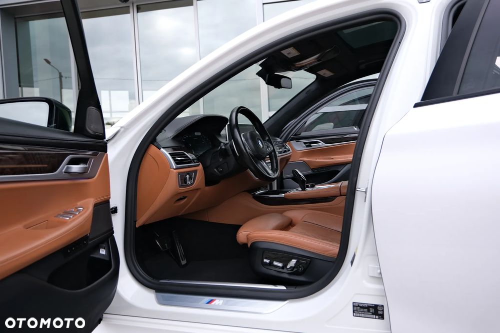 BMW Seria 7 750i xDrive sport - 24