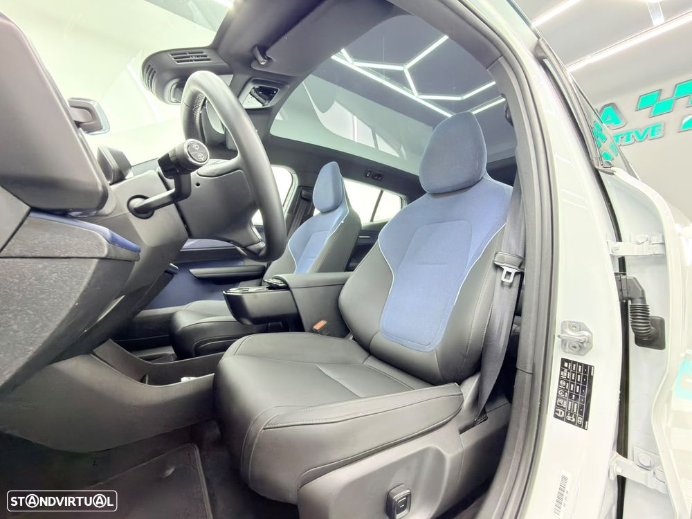 Volvo EX30 P5 Electric Long Range RWD Ultra - 23