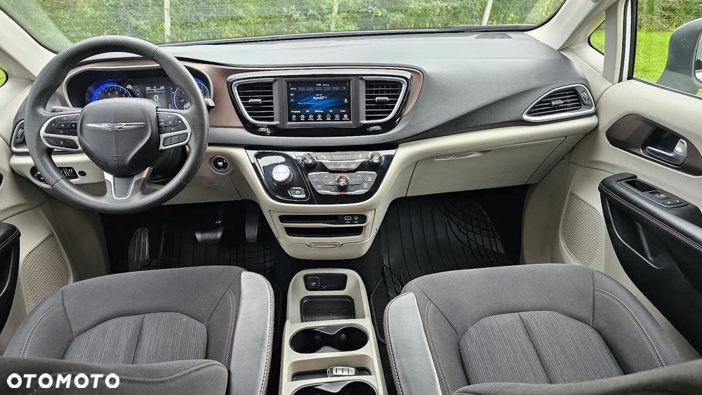 Chrysler Pacifica - 17