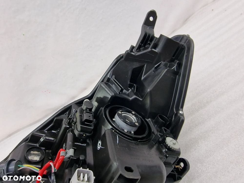 TOYOTA YARIS III 3 LIFT 14- PRAWA LAMPA PRZEDNIA PRZÓD SOCZEWKA , NR AUKCJI LA686 - 17
