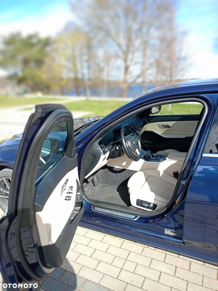 BMW Seria 3 330i xDrive - 9