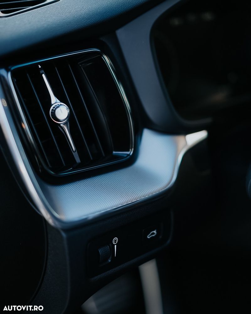 Volvo XC 60 D4 AWD Geartronic RDesign - 28