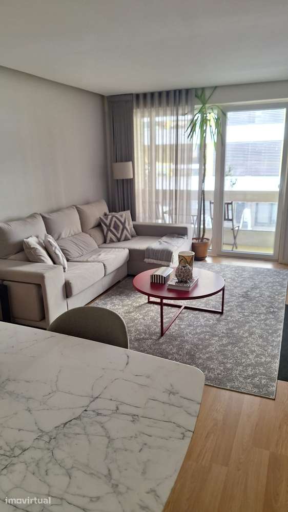 Apartamento T2 com garagem e varanda na Maia - Grande imagem: 2/11