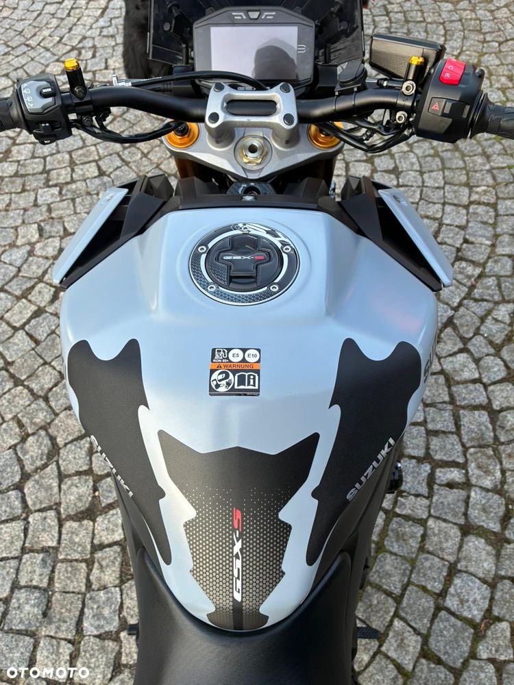 Suzuki GSX - 12