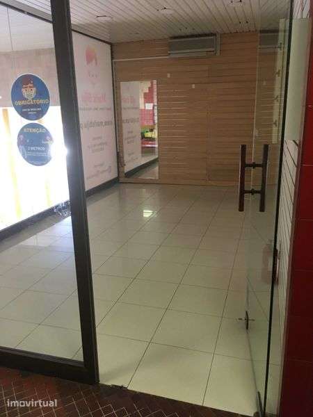 Oportunidade Loja CC Lumiar frente ao metro Lumiar - Grande imagem: 4/5