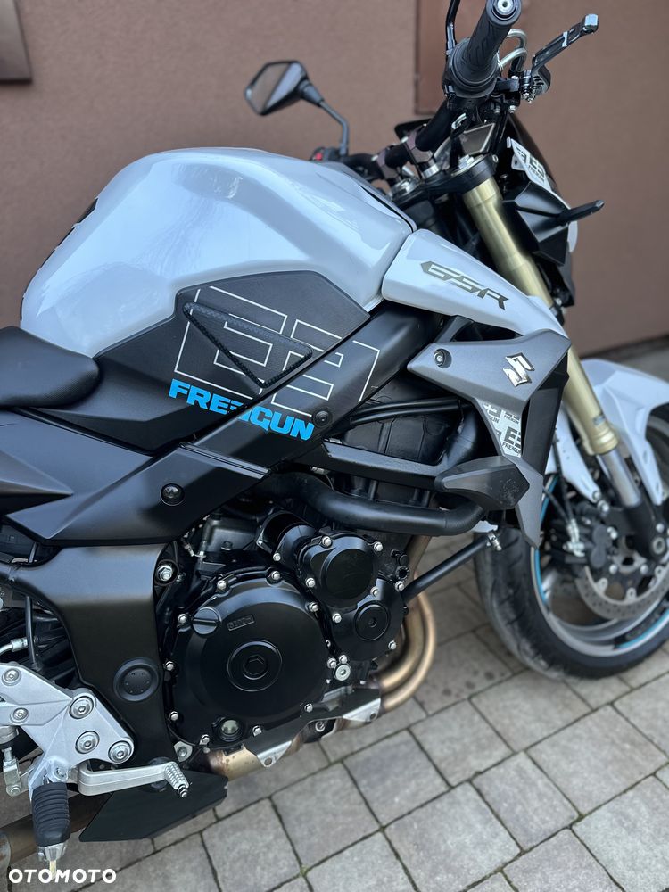 Suzuki GSR - 12