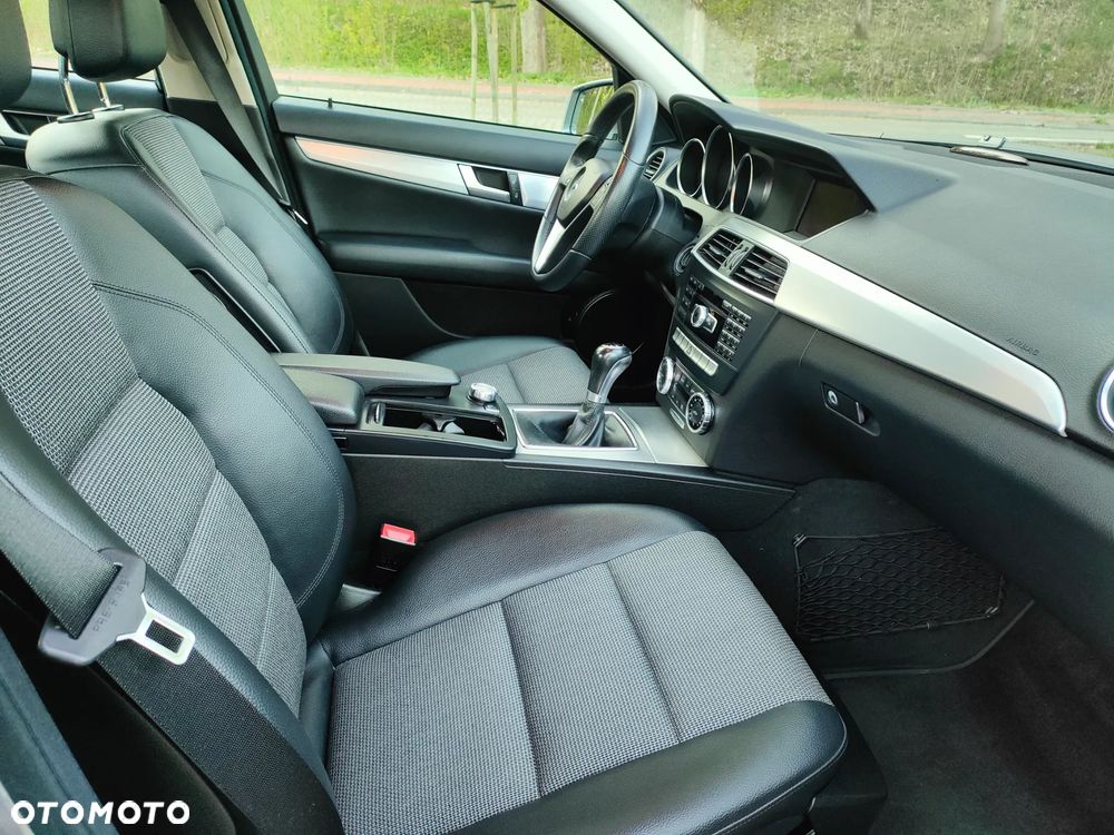Mercedes-Benz Klasa C 180 CGI BlueEFFICIENCY Avantgarde - 9