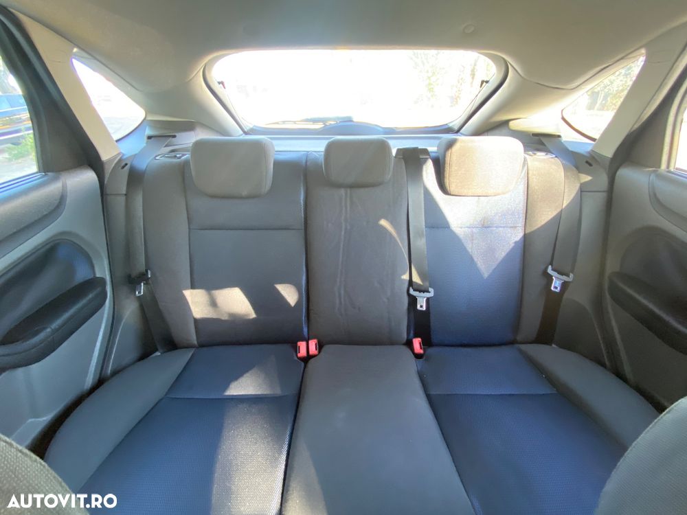 Ford Focus 1.6 Ambiente - 14