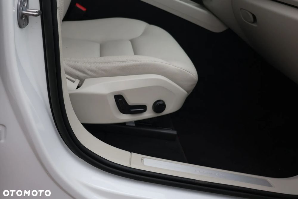 Volvo XC 60 T8 AWD Recharge Plus Dark - 24