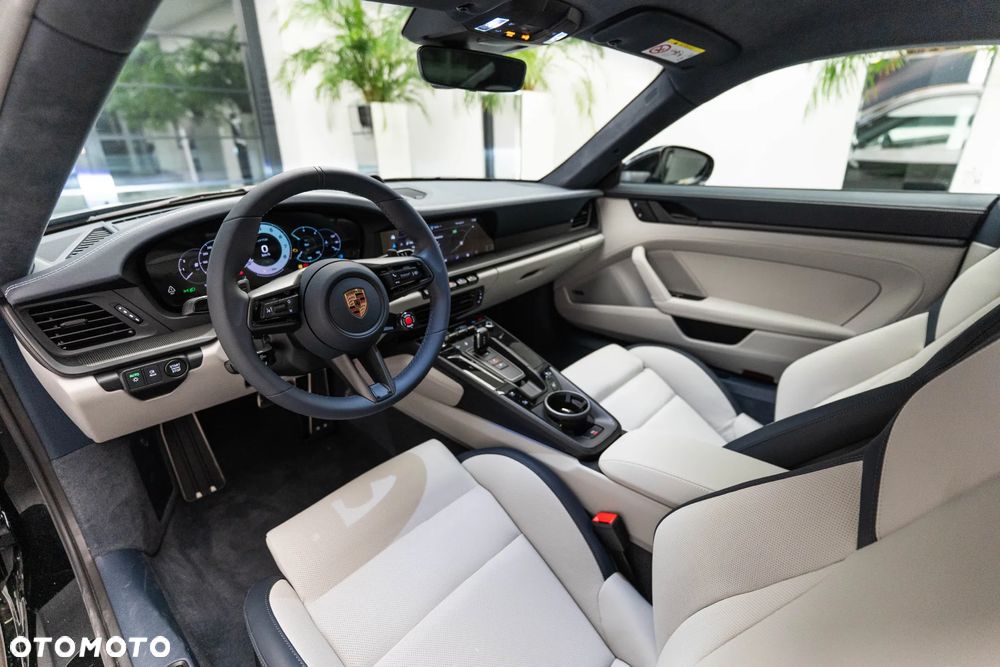 Porsche 911 Carrera 4 GTS - 7