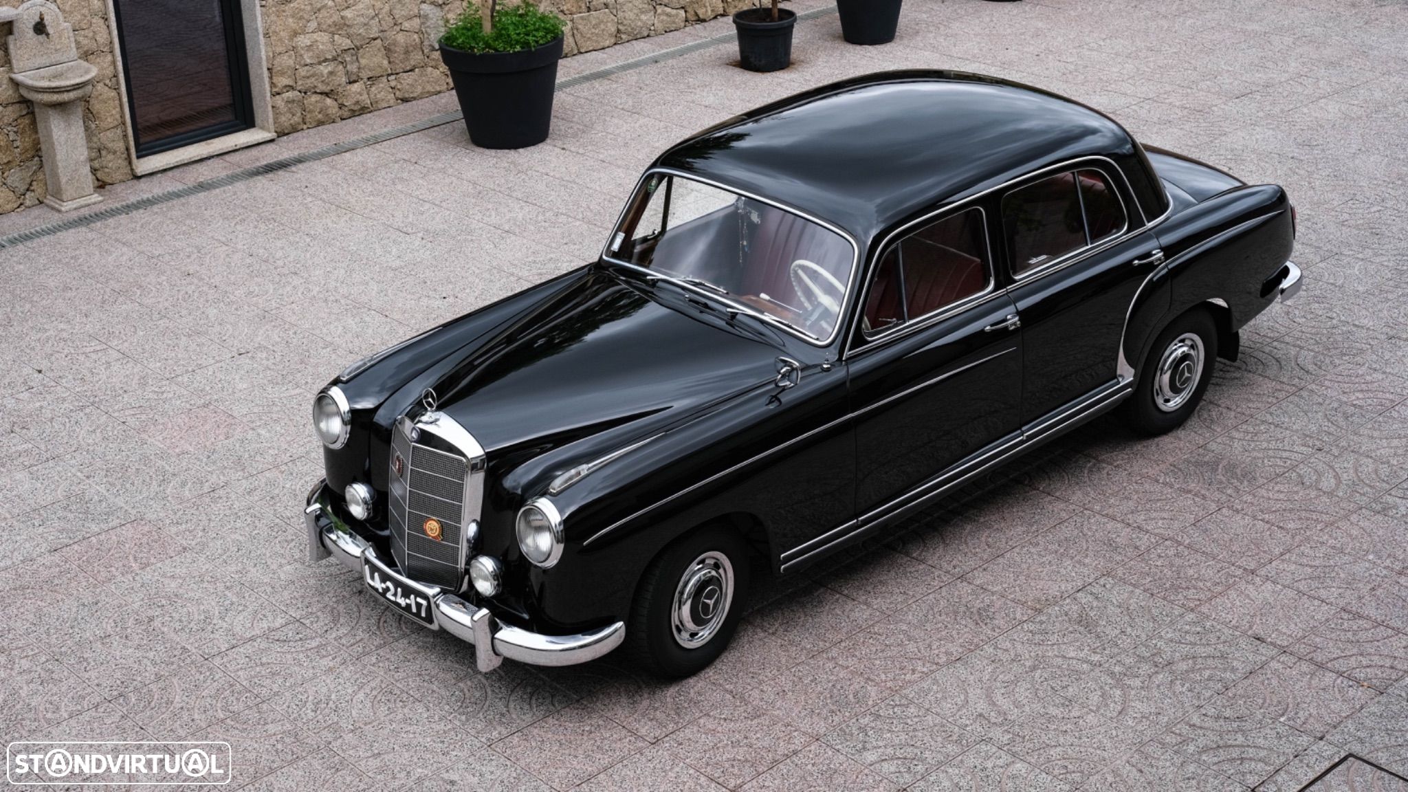 Mercedes-Benz 220 - 1