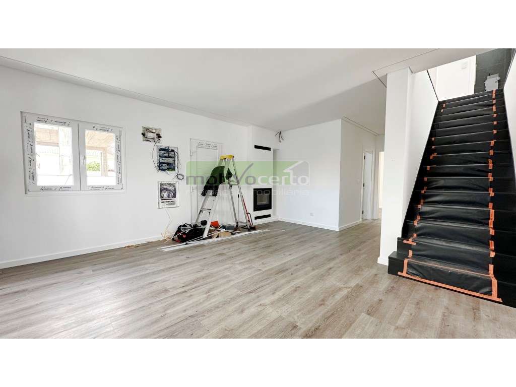 Possibilidade de PERMUTA - Moradia Isolada T4 no Cacém, Sintra. Aca... - Grande imagem: 3/27