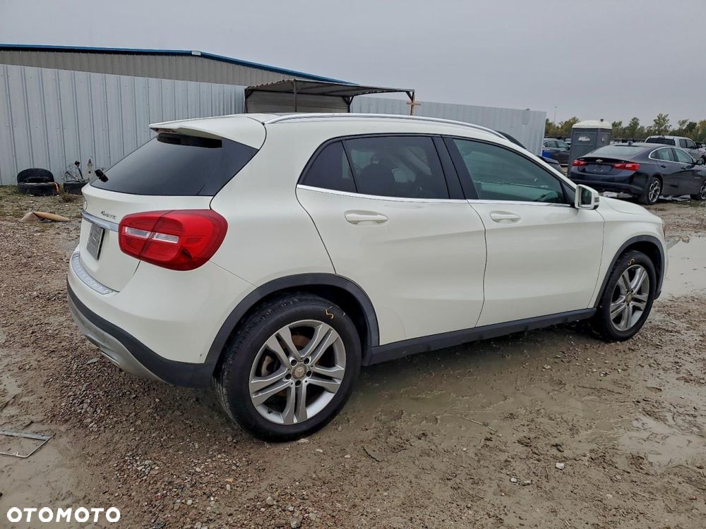 Mercedes-Benz GLA - 4