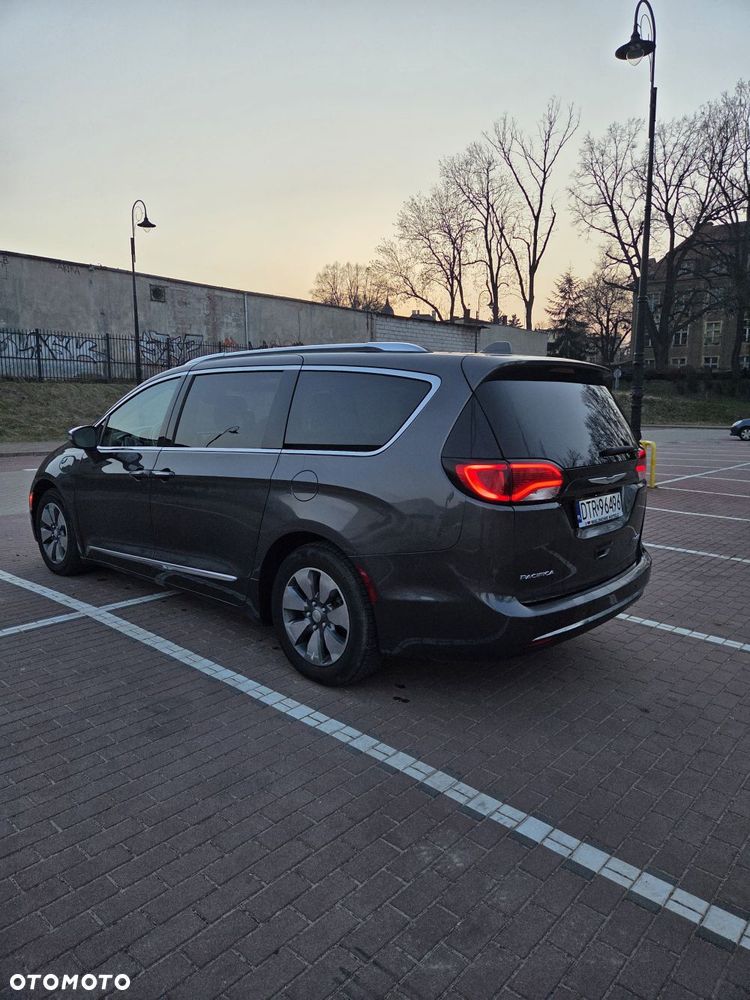 Chrysler Pacifica - 4