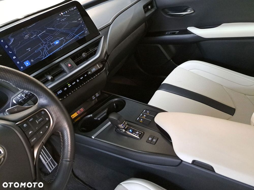 Lexus UX - 30