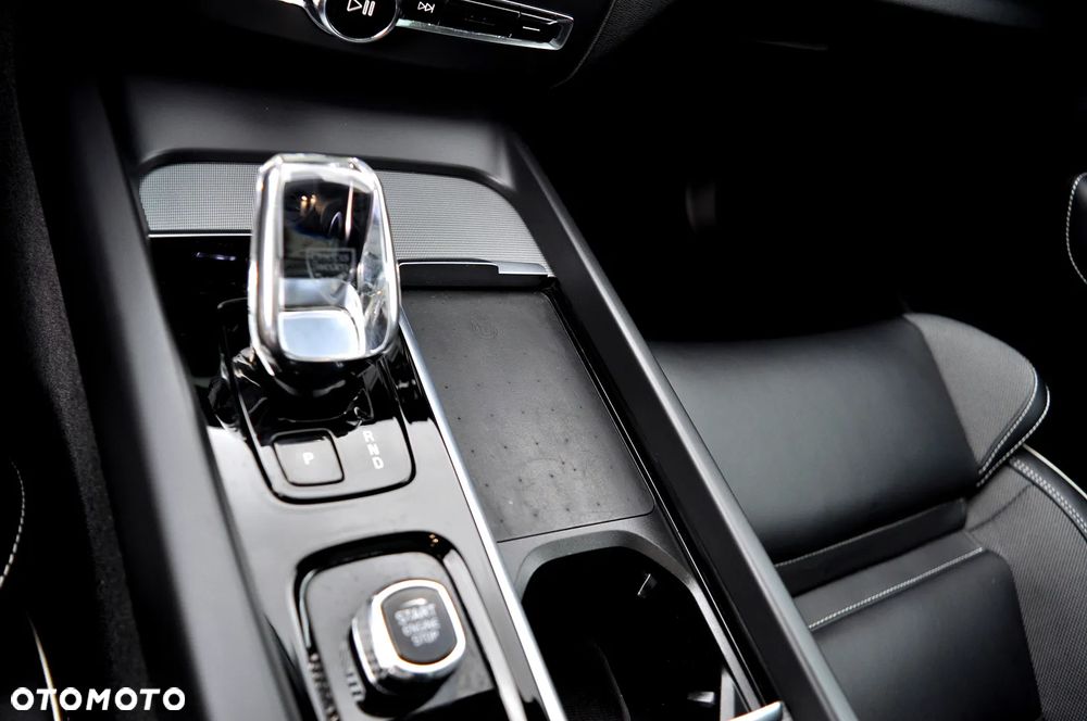 Volvo XC 60 B4 B Plus Dark - 32