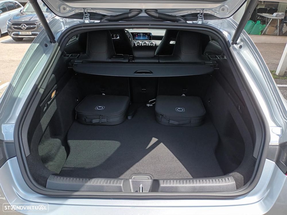 Mercedes-Benz CLA 250 e Shooting Brake AMG Line - 13