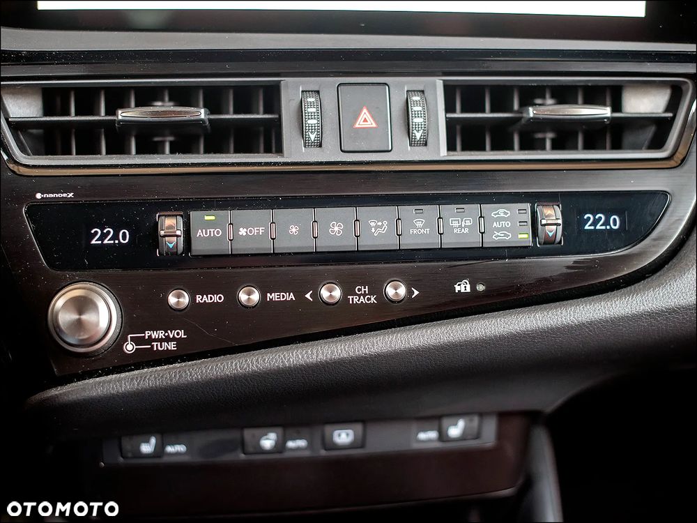 Lexus ES 300h F Sport - 22