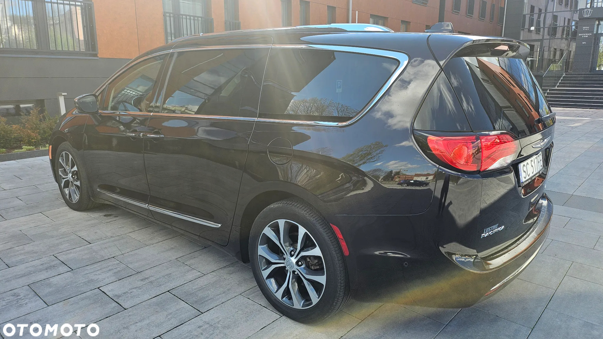Chrysler Pacifica - 12