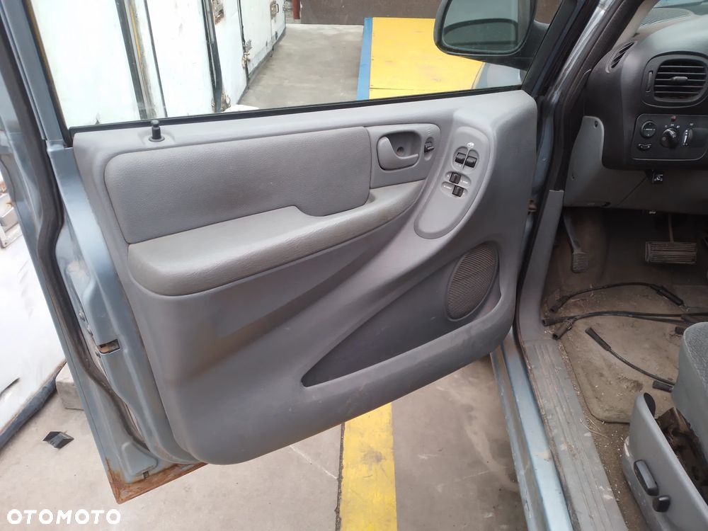 CHRYSLER GRAND VOYAGER IV 00-05 3.8 MPFI SXT - ZDERZAK PRZÓD PBE - 21