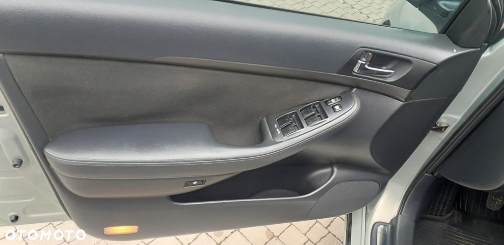 Toyota Avensis 2.0 D-4D High - 17