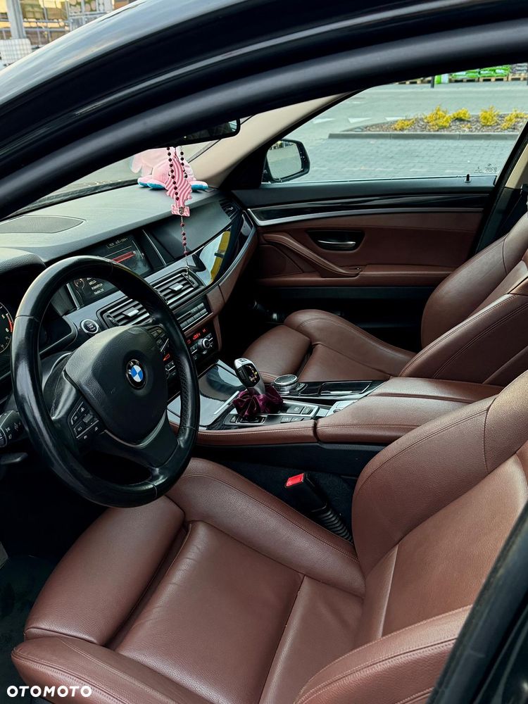 BMW Seria 5 525d xDrive - 13