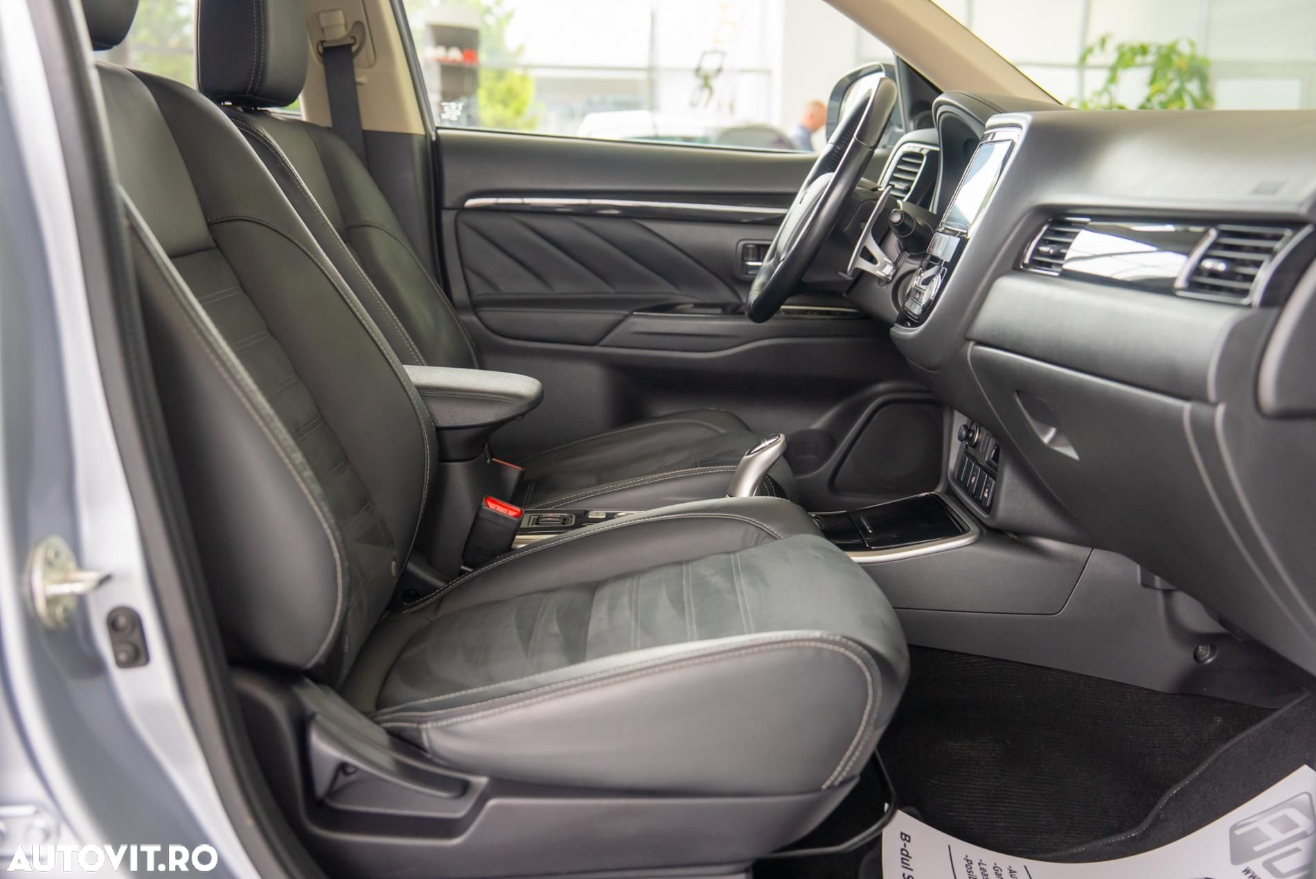 Mitsubishi Outlander 2.0 4WD Plug-In Hybrid Top - 18