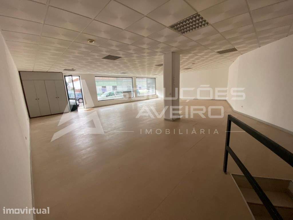 Loja ampla com montra, composta por dois pisos destinado a comercio... - Grande imagem: 4/9