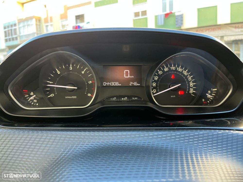 Peugeot 2008 1.5 BlueHDi Signature - 20