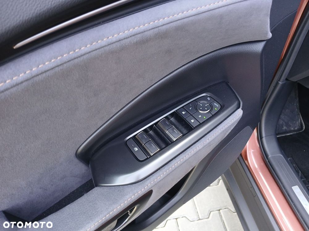 Lexus LBX 1.5 Hybrid Cool AWD - 23