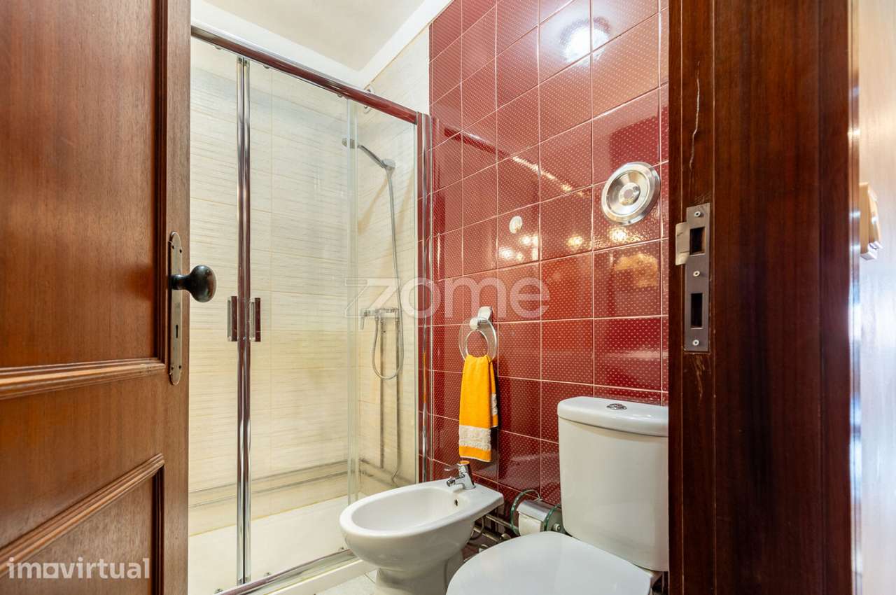 Apartamento T4, à Praça das Flores, 2 varandas, 4 arrumos - Grande imagem: 5/43