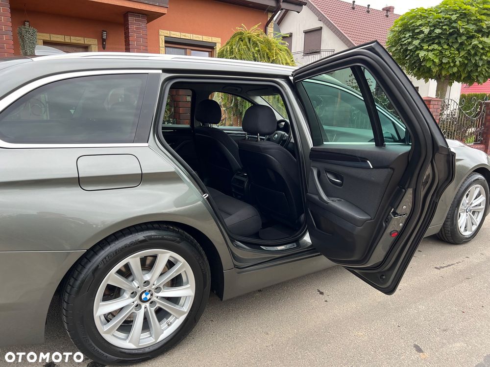 BMW Seria 5 525d Sport-Aut Modern Line - 29