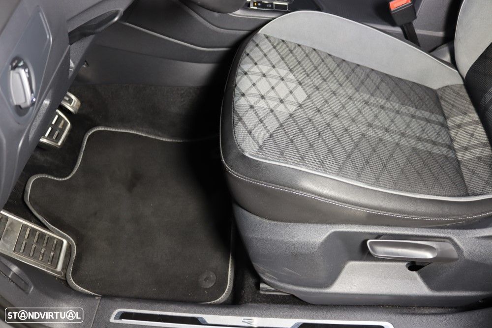 VW Tiguan Allspace 2.0 TDI R-Line DSG - 23