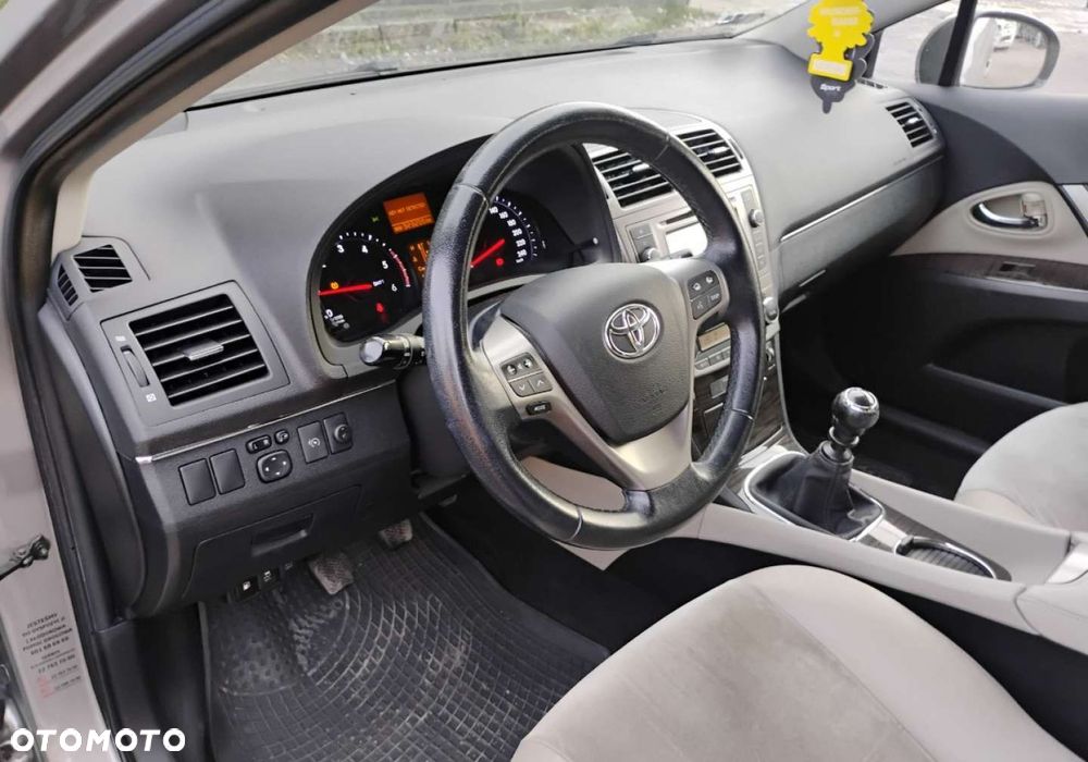 Toyota Avensis - 12