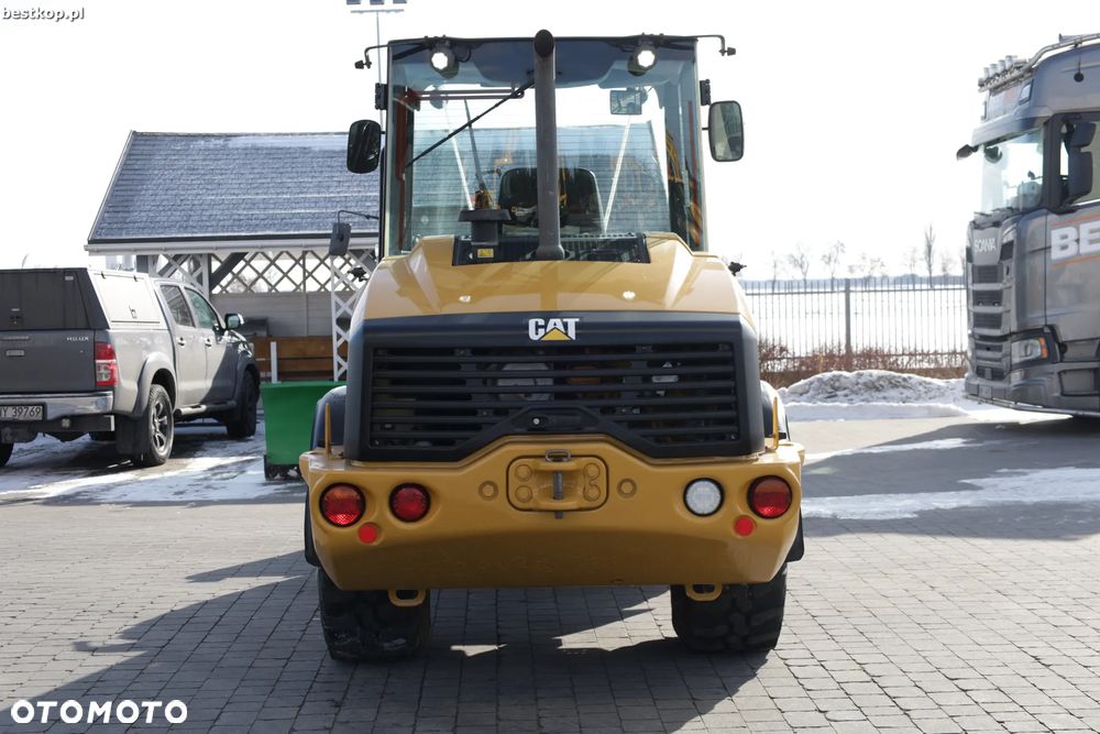 Caterpillar CAT 906M - 8