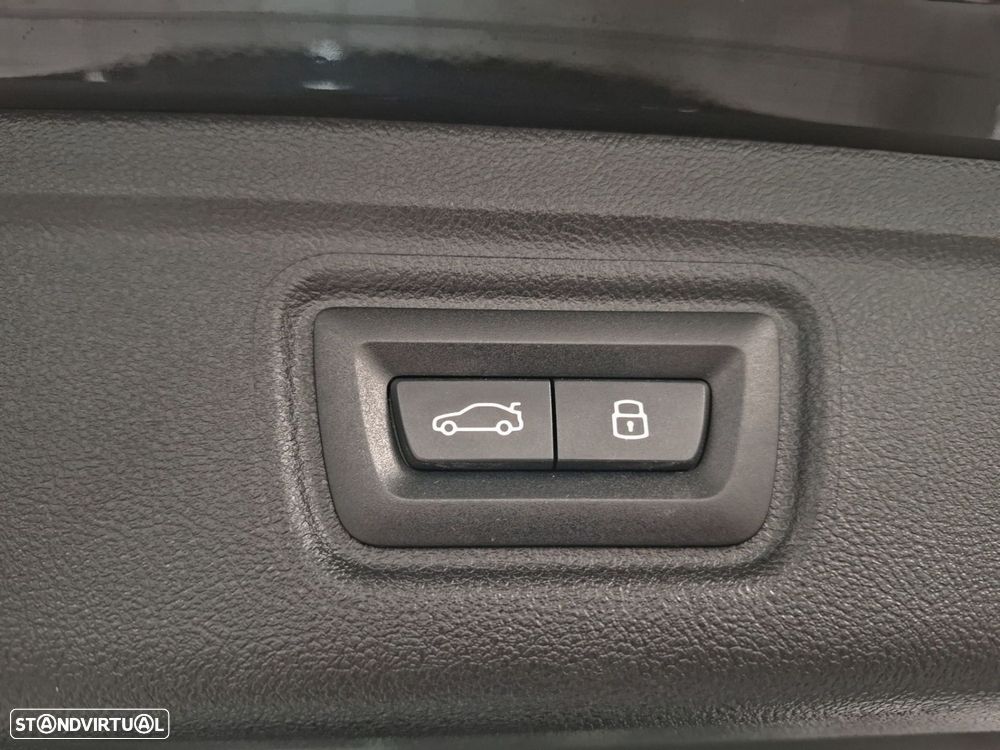 BMW 330 e Pack Desportivo M Auto - 25
