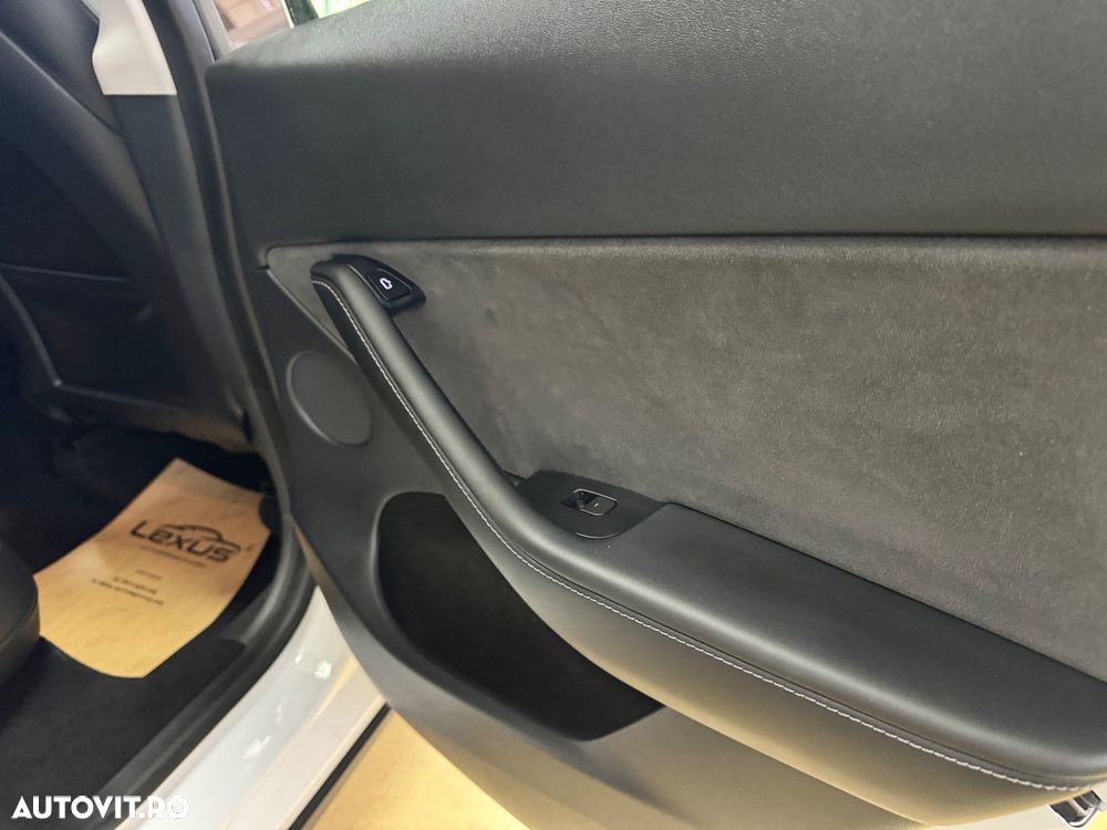 Tesla Model Y Long Range Dual Motor AWD - 12