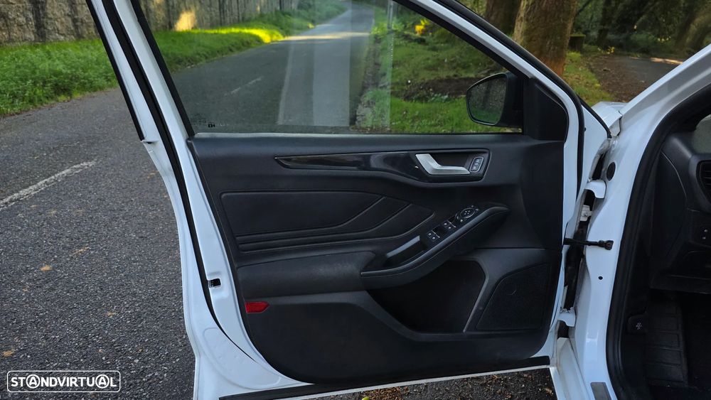 Ford Focus 1.0 EcoBoost S&S ST-LINE STYLE - 25