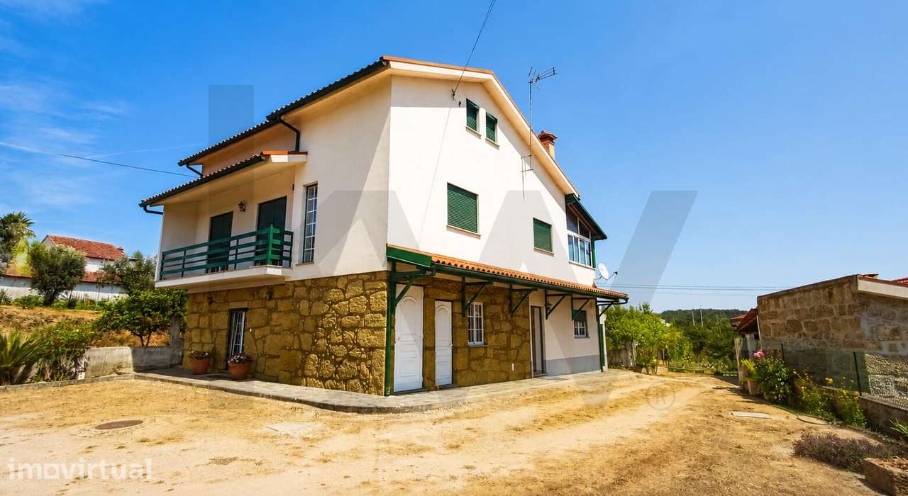 Moradia Bifamiliar T3 + T1 com Terreno, Anexo e Vista Desafogada | Táb - Grande imagem: 2/39