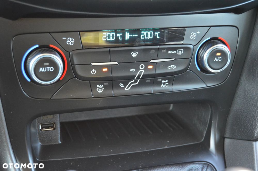 Ford Focus 1.0 EcoBoost Titanium Design - 23