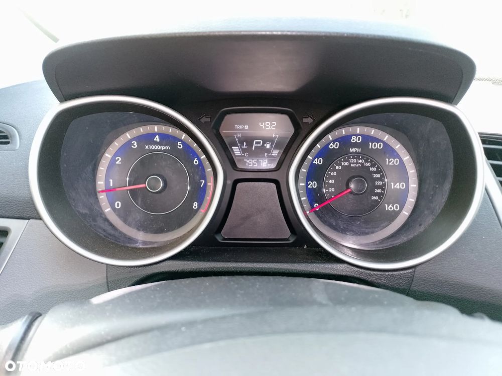 Hyundai Elantra - 12