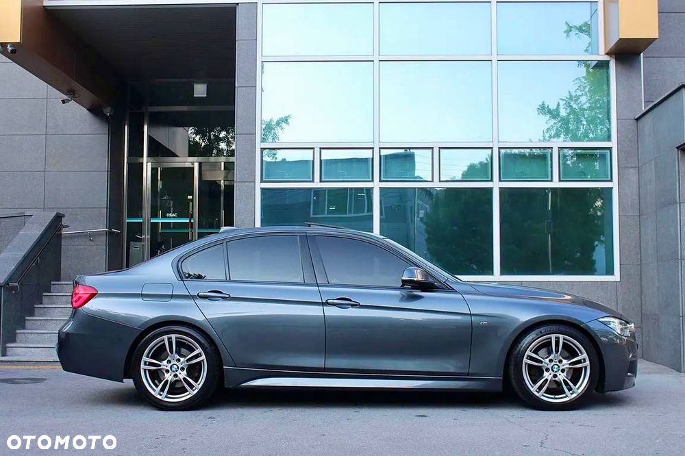 BMW Seria 3 330i M Sport - 4