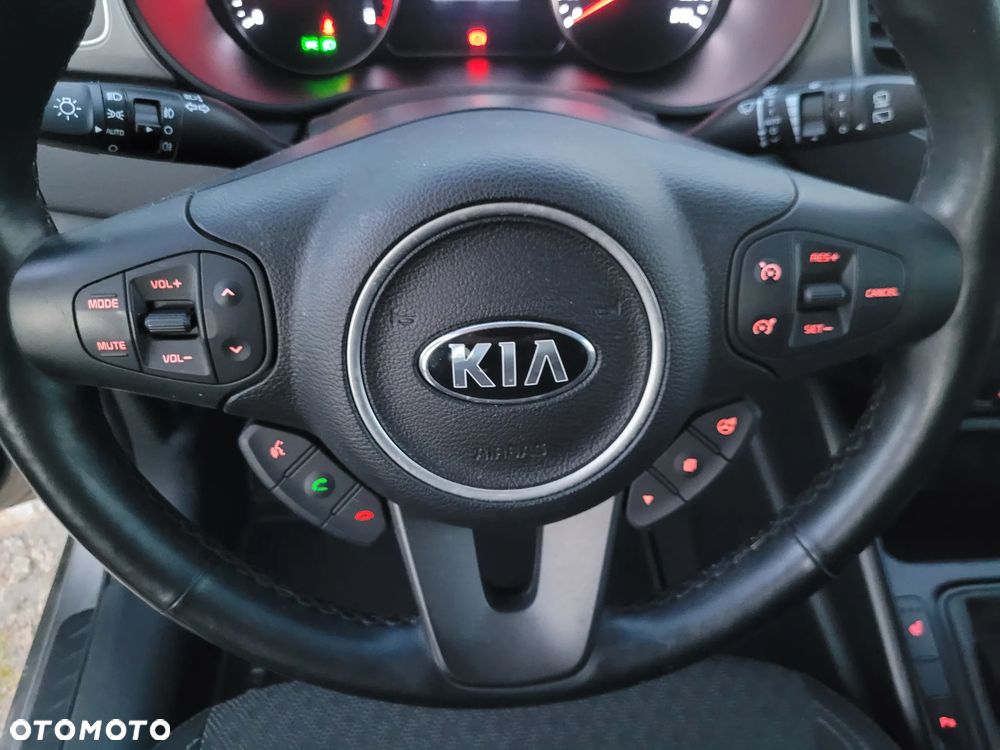 Kia Carens 1.6 GDI Dream Team Edition - 12