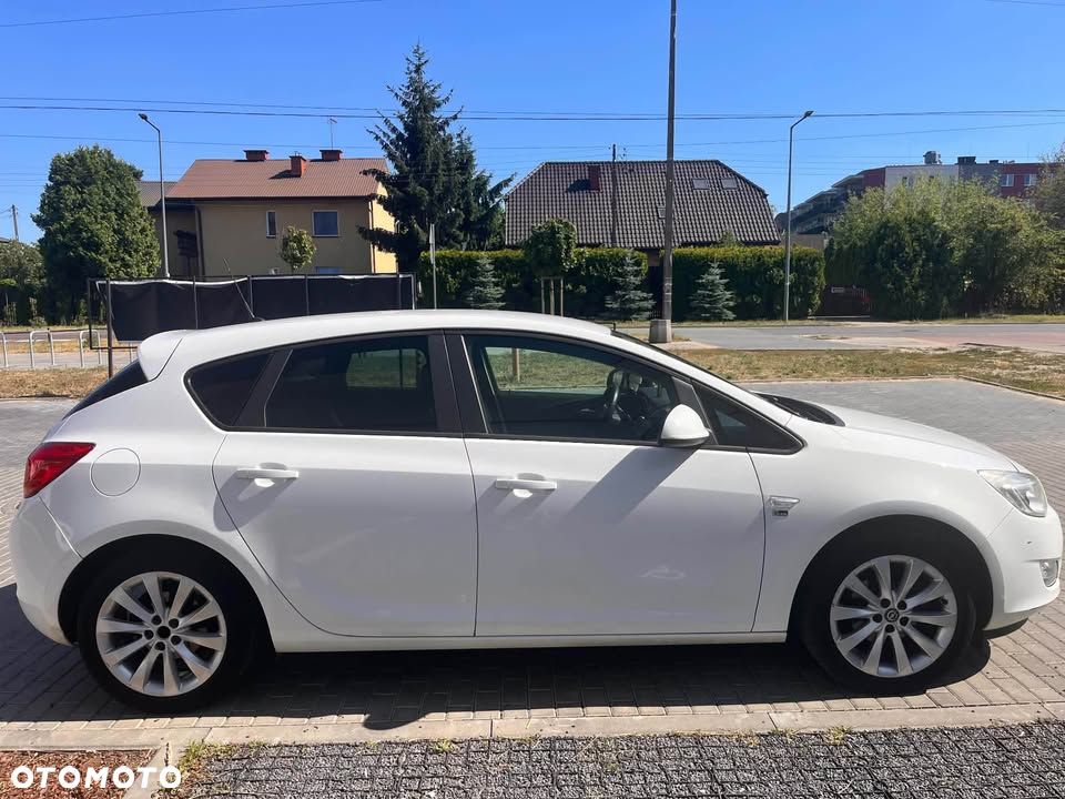 Opel Astra 2012 photo 4