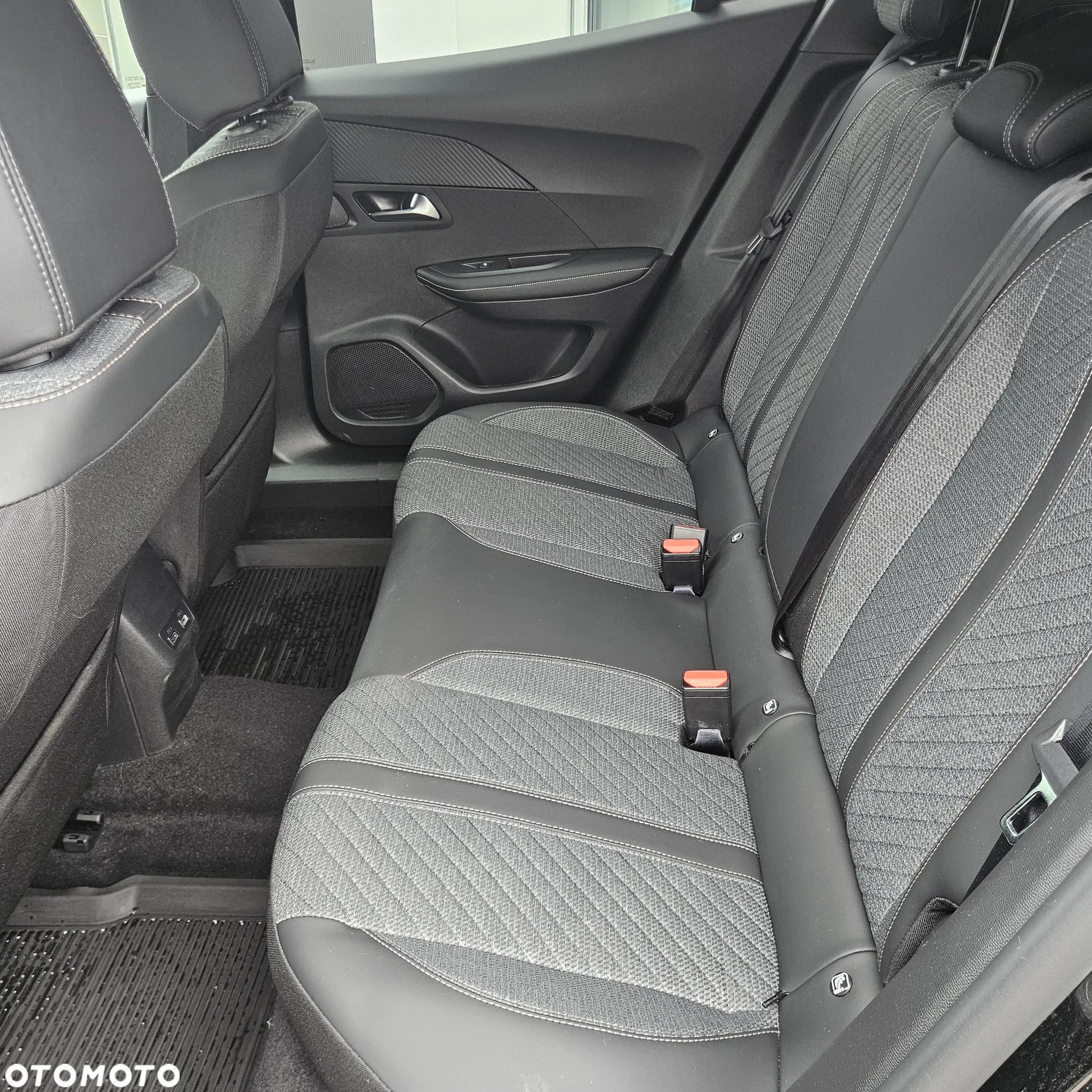 Peugeot 2008 PureTech 100 Allure S&S BVM6 - 13